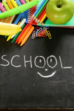 geri okul kavramı, okul Kırtasiye için çok renkli kalem ve defter