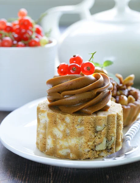 Kleines Dessertgebäck mit Nüssen und Beeren zur Teezeit — Stockfoto