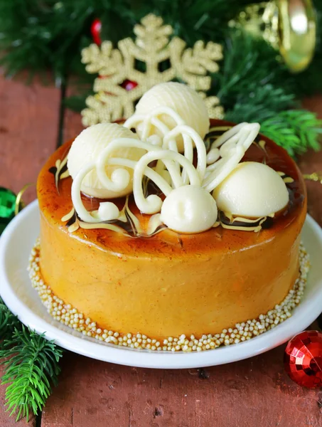 Bolo de Natal festivo biscoito de caramelo decorado com chocolate branco — Fotografia de Stock