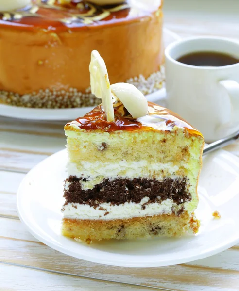 Bellissima torta al caramello festiva decorata con cioccolato bianco — Foto Stock