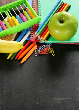 geri okul kavramı, okul Kırtasiye için çok renkli kalem ve defter