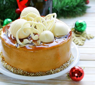 neşeli Noel kek karamel bisküvi beyaz çikolata ile dekore edilmiştir.