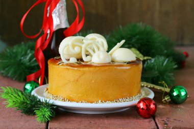 neşeli Noel kek karamel bisküvi beyaz çikolata ile dekore edilmiştir.
