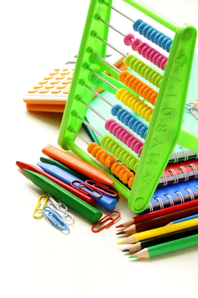 Πίσω στο σχολείο έννοια, χαρτικά σχολείο πολύχρωμα μολύβια και σημειωματάρια — Φωτογραφία Αρχείου
