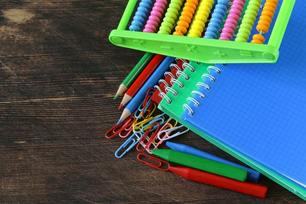 De vuelta al concepto escolar, papelería escolar lápices multicolores y cuadernos —  Fotos de Stock