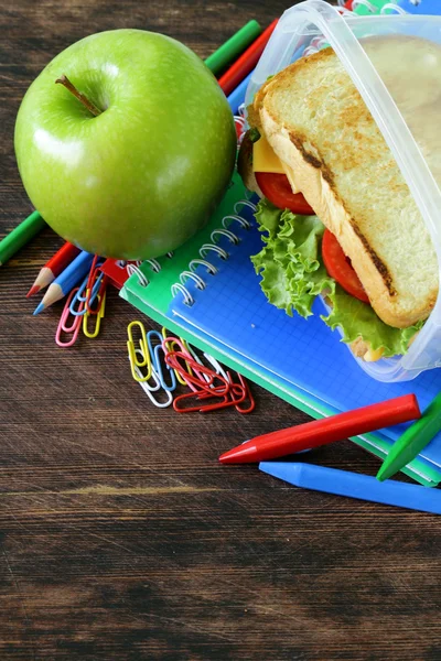 Szendvics sajttal és a paradicsom és a zöld alma, egy egészséges iskolai ebéd — Stock Fotó