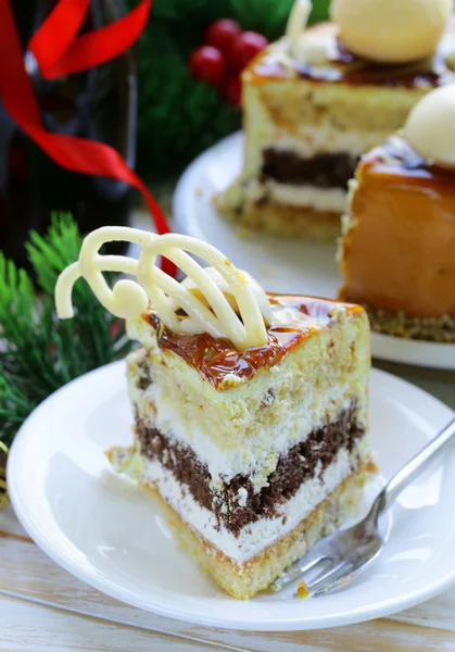 Festlicher Weihnachtskuchen Karamell-Keks mit weißer Schokolade verziert — Stockfoto