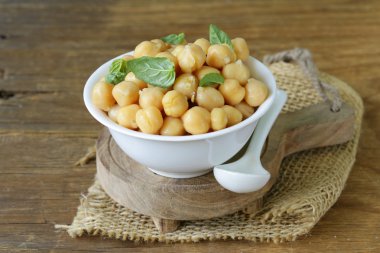 taze kavrulmuş Nohut ile fesleğen yaprakları