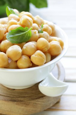 taze kavrulmuş Nohut ile fesleğen yaprakları