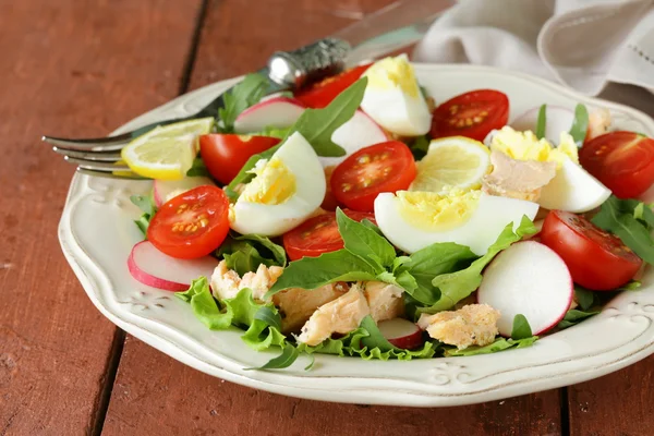 Salada verde fresca com salmão e tomate — Fotografia de Stock