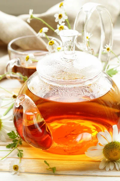 Organic herbal green tea with fresh chamomile flowers — Stock Photo, Image