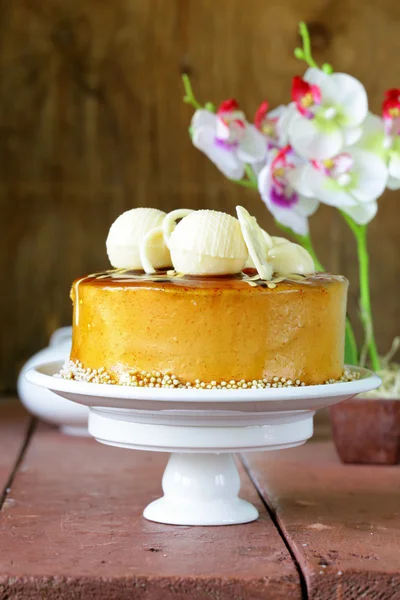 Bellissima torta al caramello festiva decorata con cioccolato bianco — Foto Stock