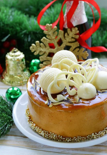 Neşeli Noel kek karamel bisküvi beyaz çikolata ile dekore edilmiştir. — Stok fotoğraf