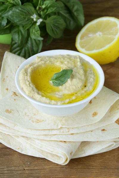 Traditionele bieten hummus duik van kikkererwten met pita brood op een houten tafel — Stockfoto