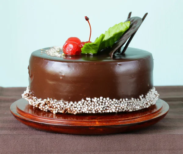 Feestelijke prachtige chocolate cake met slagroom en cherry — Stockfoto