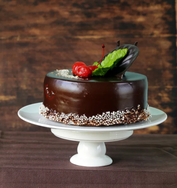 Tort de ciocolată festiv cu cireșe și cireșe — Fotografie, imagine de stoc