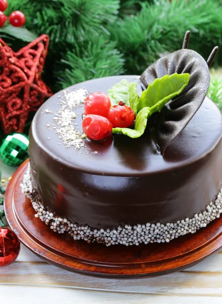 Leckerer Weihnachtsschokoladenkuchen auf festlichem Tisch — Stockfoto