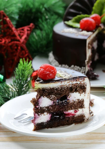 お祝いテーブルでおいしいクリスマス チョコレート ケーキ — ストック写真