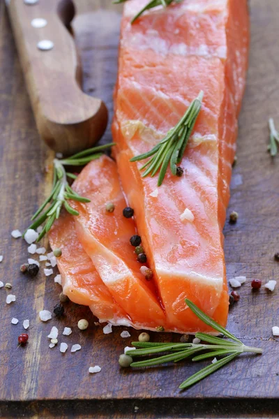 Salgado delicadeza peixe salmão vermelho na tábua de madeira — Fotografia de Stock