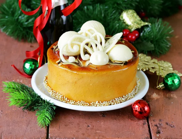 Bolo de Natal festivo biscoito de caramelo decorado com chocolate branco — Fotografia de Stock