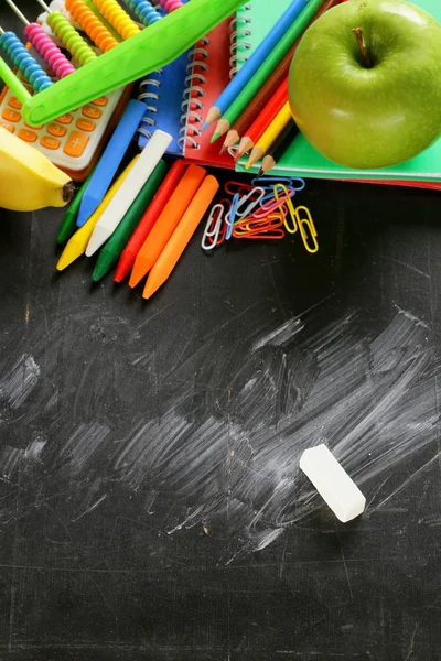 Повернутися до концепції школи, шкільного канцелярського приладдя різнокольорові олівці та блокноти — стокове фото