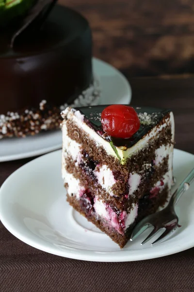 Indah festival kue coklat dengan lapisan es dan ceri — Stok Foto