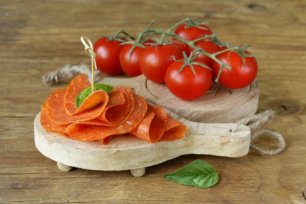 Välsmakande kryddig pepperoni korv på en planka — Stockfoto