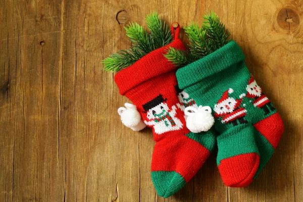 Χριστούγεννα πλεκτά κάλτσες για δώρα παραδοσιακή εορταστική διακόσμηση — Φωτογραφία Αρχείου