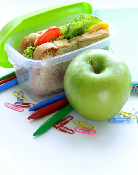 Sandwich with cheese and tomato and green apple for a healthy school lunch — Stock Photo, Image