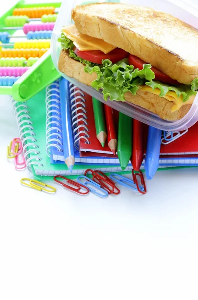 Sandwich con queso y tomate para un almuerzo escolar saludable — Foto de Stock