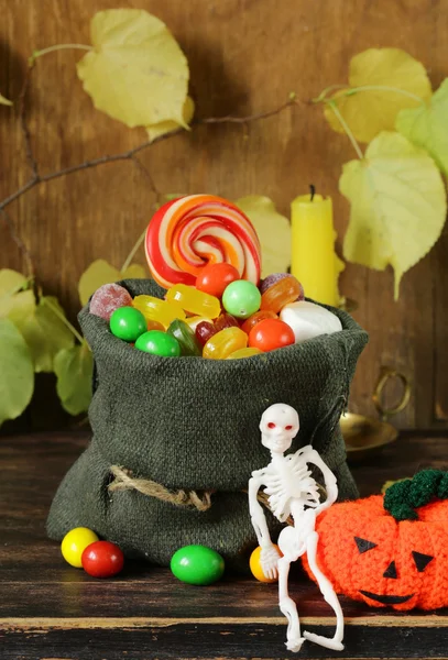 Borsa con dolci e caramelle dolcetto tradizionale su Halloween — Foto Stock