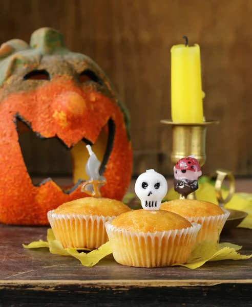 Traditional halloween treats cupcakes with funny candles — Stock Photo, Image