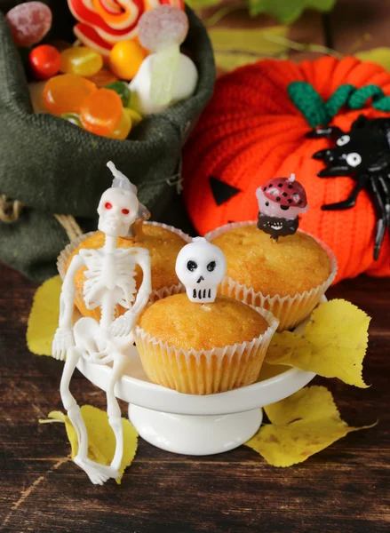 Traditional halloween treats cupcakes with funny candles — Stock Photo, Image