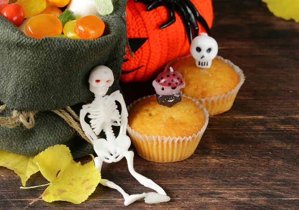 Borsa con dolci e caramelle dolcetto tradizionale su Halloween — Foto Stock