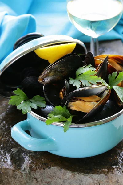 Cozze di pesce fresche deliziose con prezzemolo verde — Foto Stock