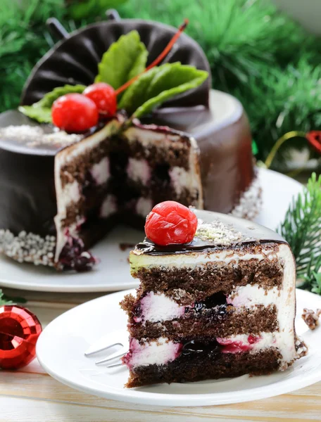 お祝いテーブルでおいしいクリスマス チョコレート ケーキ — ストック写真