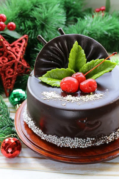 Leckerer Weihnachtsschokoladenkuchen auf festlichem Tisch — Stockfoto