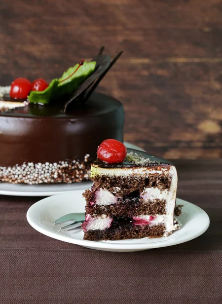 Krásné slavnostní čokoládový dort s polevou a cherry — Stock fotografie