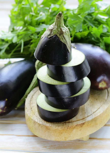 Fresh ripe vegetables purple eggplant  on a wooden table — Stock Photo, Image