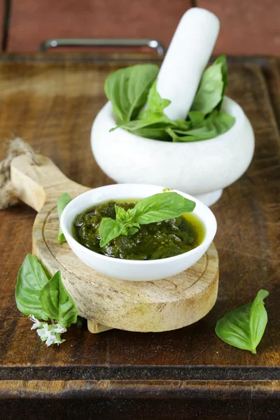 Salsa de pesto de hojas de albahaca verde fresca con aceite de oliva —  Fotos de Stock