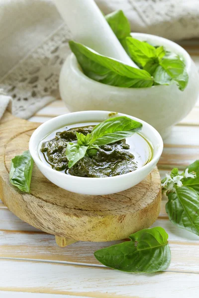 Salsa de pesto de hojas de albahaca verde fresca con aceite de oliva —  Fotos de Stock