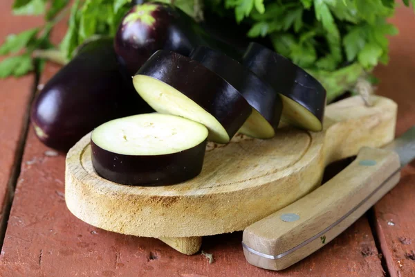 新鮮な完熟野菜紫茄子の木製のテーブル — ストック写真