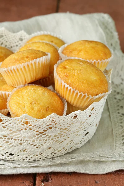 Muffins de baunilha caseiros em uma cesta de guardanapos de renda — Fotografia de Stock