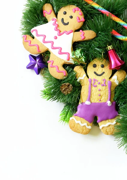 Tradicional hombre de jengibre de Navidad con decoraciones festivas y árbol de Navidad —  Fotos de Stock