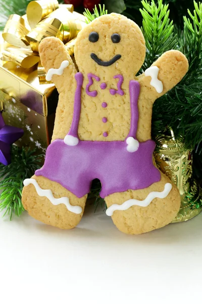 Geleneksel Noel zencefilli kurabiye adam Festival süsleri ve yılbaşı ağacı — Stok fotoğraf