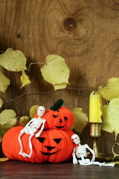 Хэллоуин натюрморт - тыква с желтыми листьями на деревянном фоне — стоковое фото