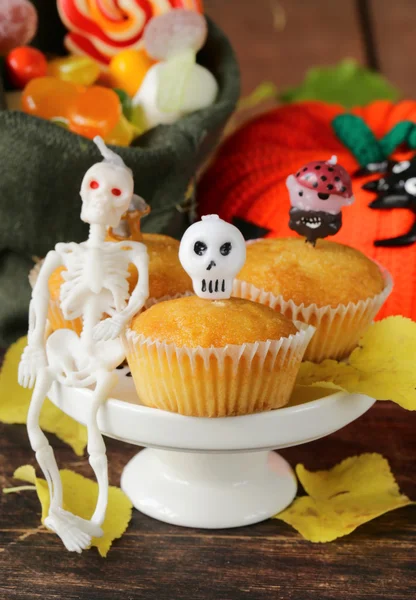 Halloween tradizionale tratta cupcake con candele divertenti — Foto Stock