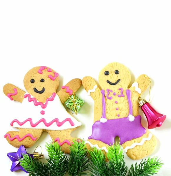 Traditionele kerst gingerbread man met feestelijke decoraties en kerstboom — Stockfoto