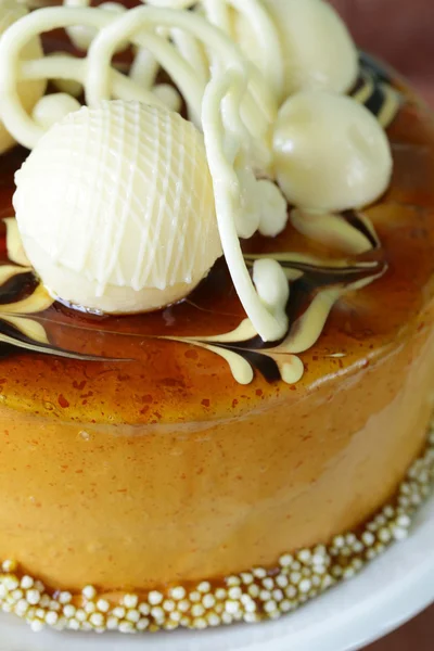 Bellissima torta al caramello festiva decorata con cioccolato bianco — Foto Stock