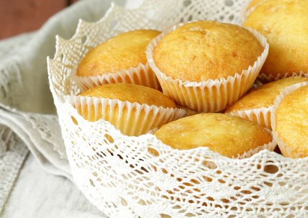 Eigengemaakte vanille muffins in een mandje van kant servetten — Stockfoto